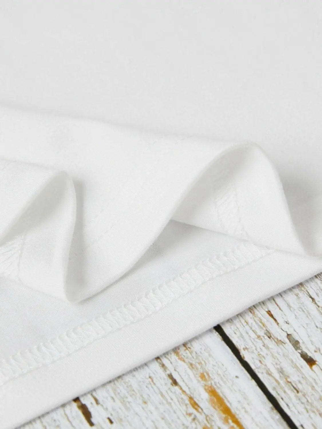 Trendy graphic t-shirt for women - Love Salve